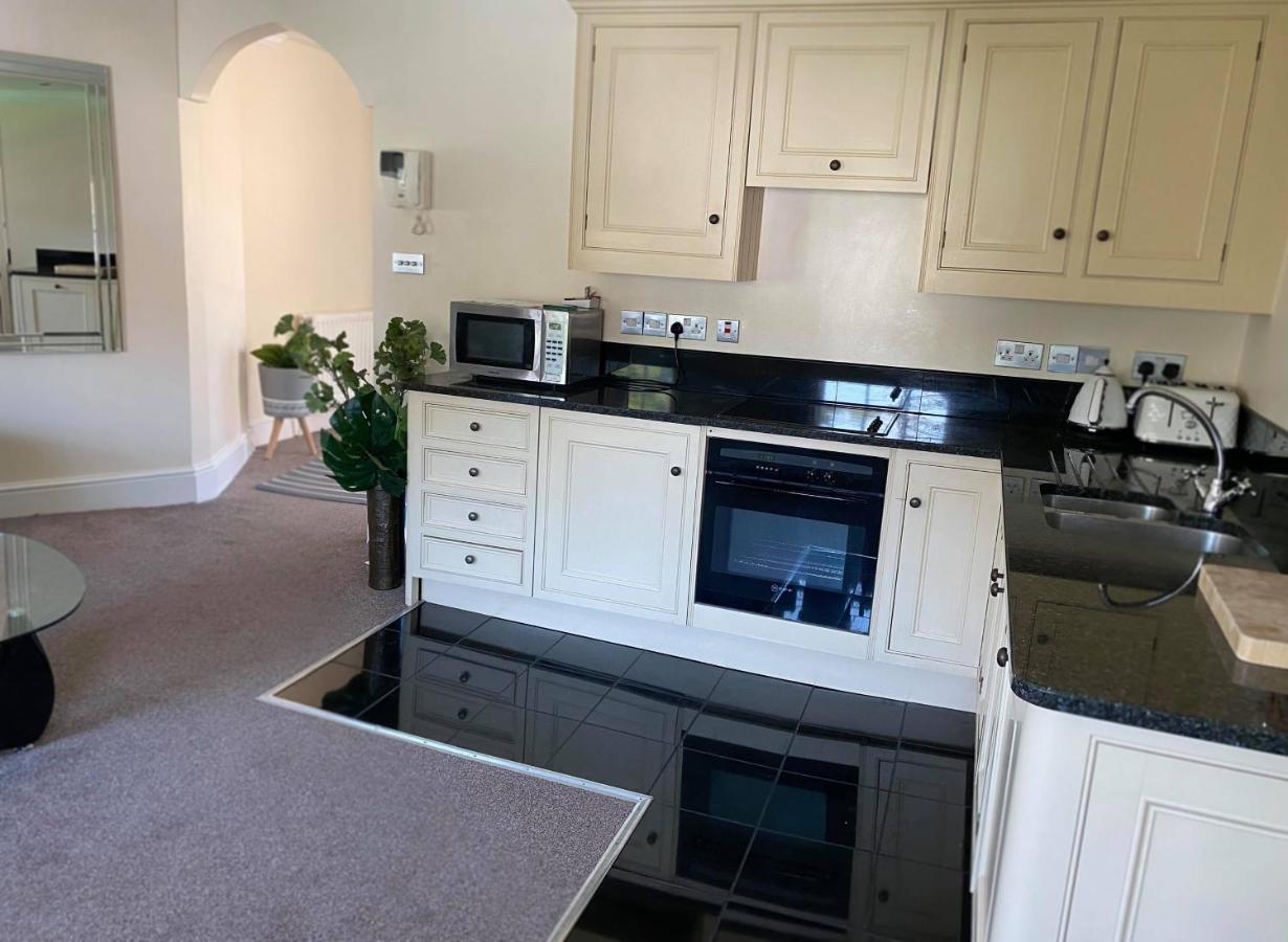 Letting Serviced Apartments - Guards View, Windsor Exteriör bild