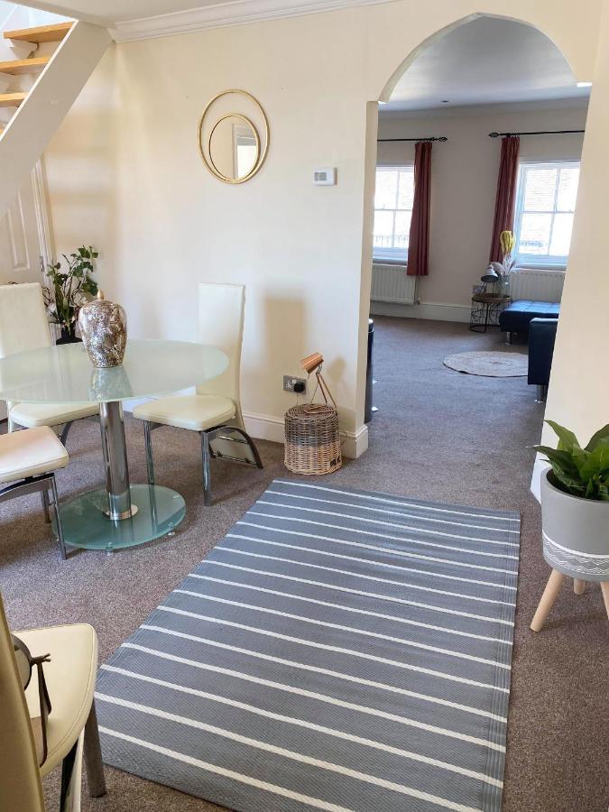 Letting Serviced Apartments - Guards View, Windsor Exteriör bild