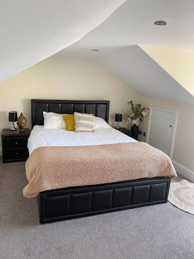 Letting Serviced Apartments - Guards View, Windsor Exteriör bild