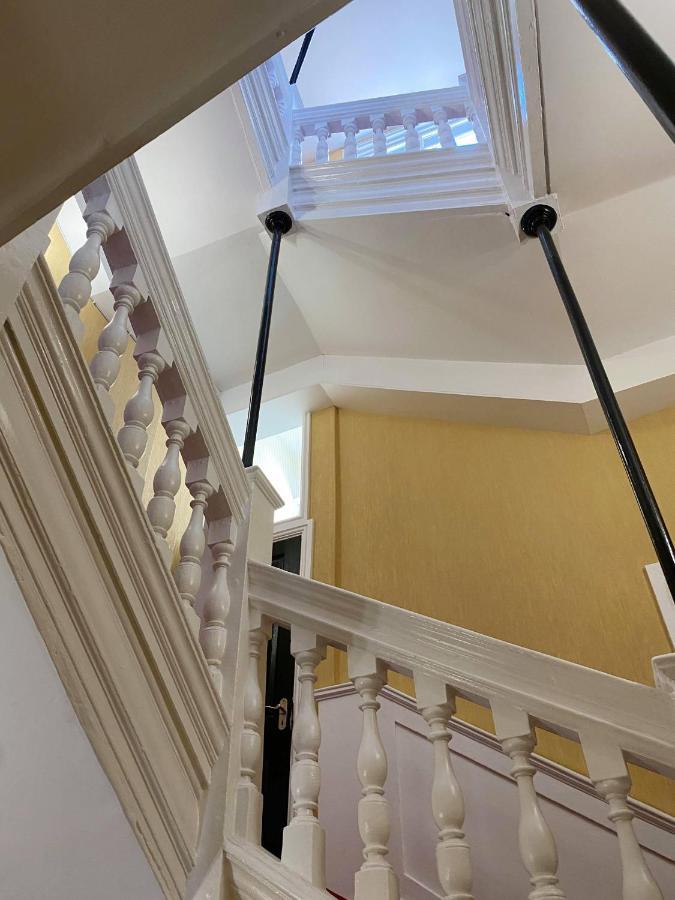 Letting Serviced Apartments - Guards View, Windsor Exteriör bild