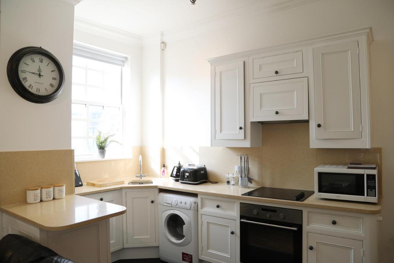 Letting Serviced Apartments - Guards View, Windsor Exteriör bild