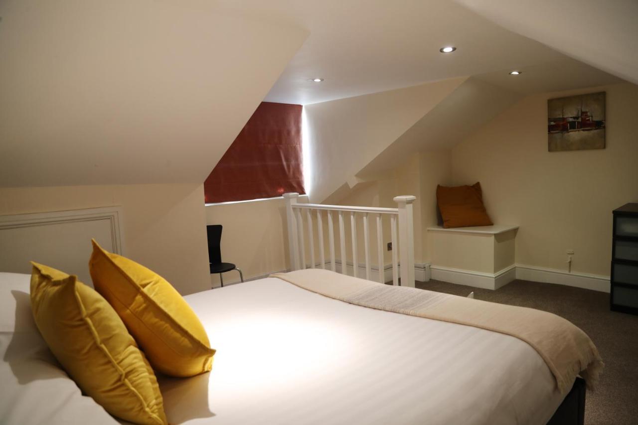 Letting Serviced Apartments - Guards View, Windsor Exteriör bild