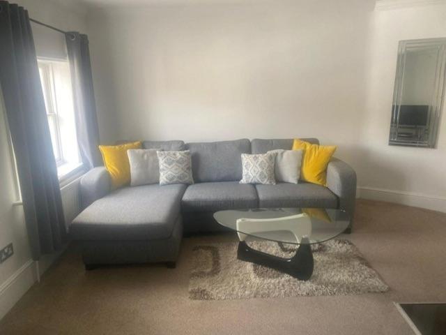 Letting Serviced Apartments - Guards View, Windsor Exteriör bild